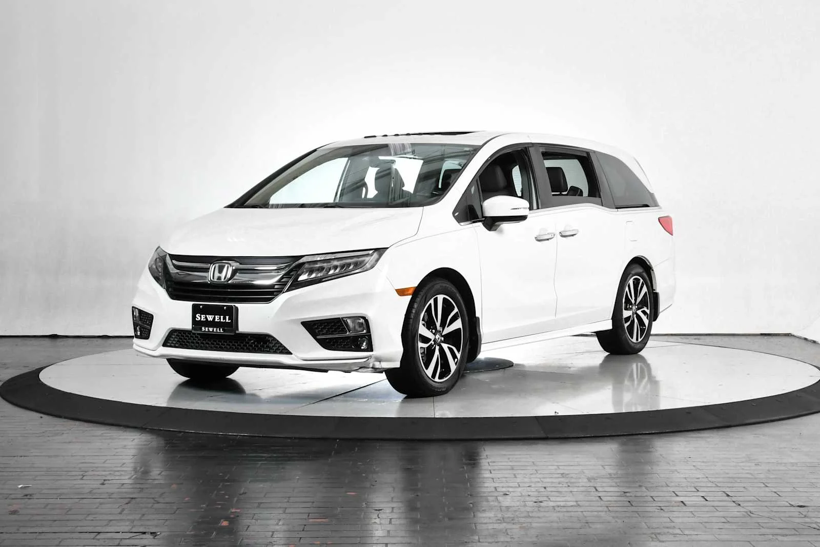 2018 Honda Odyssey Elite's photo