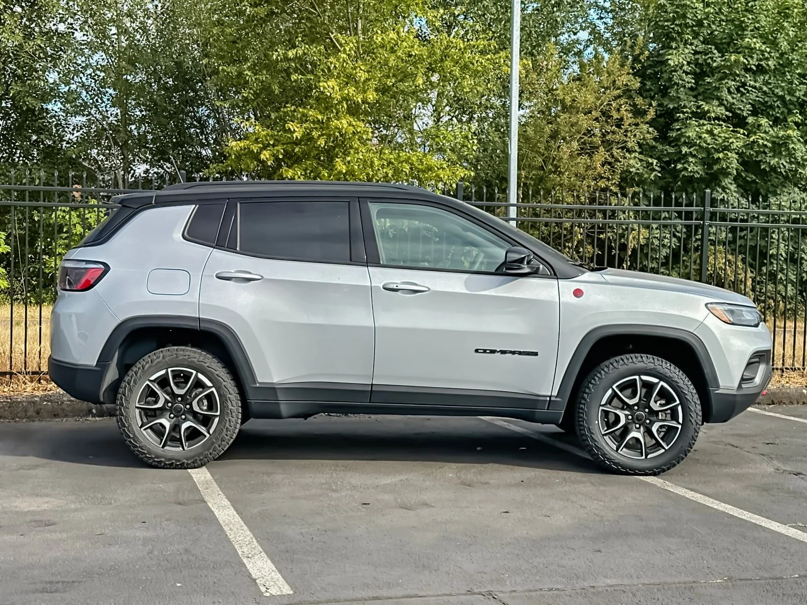 Used 2025 Silver Jeep Trailhawk image 2