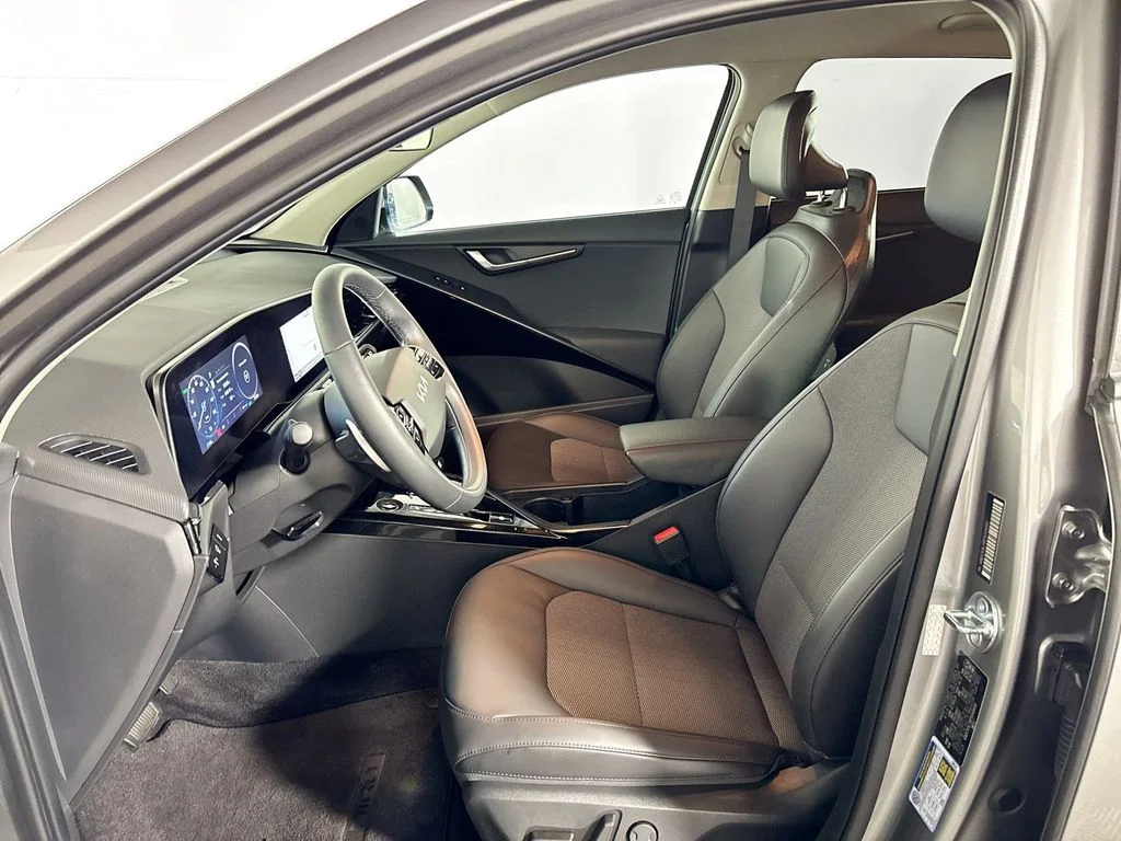 Used 2023 Gray Kia Wind image 11