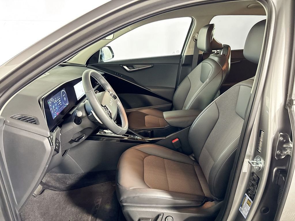 Used 2023 Steel Gray Kia Wind image 11