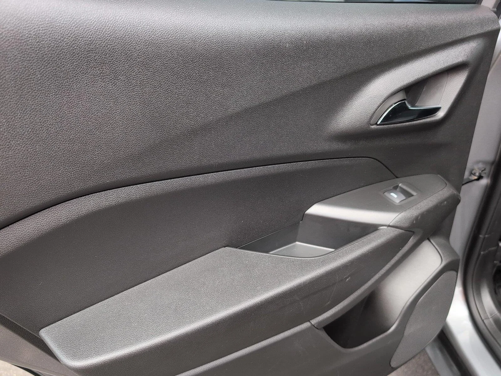 Used 2025 Sterling Gray Metallic Chevrolet LT image 34
