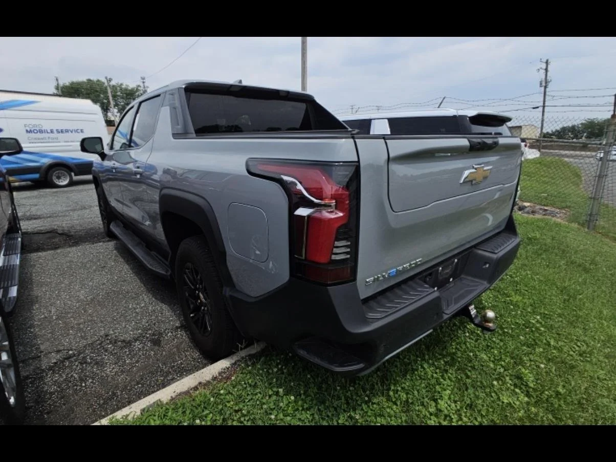 Used 2025 Slate Gray Metallic Chevrolet LT - Extended Range image 7