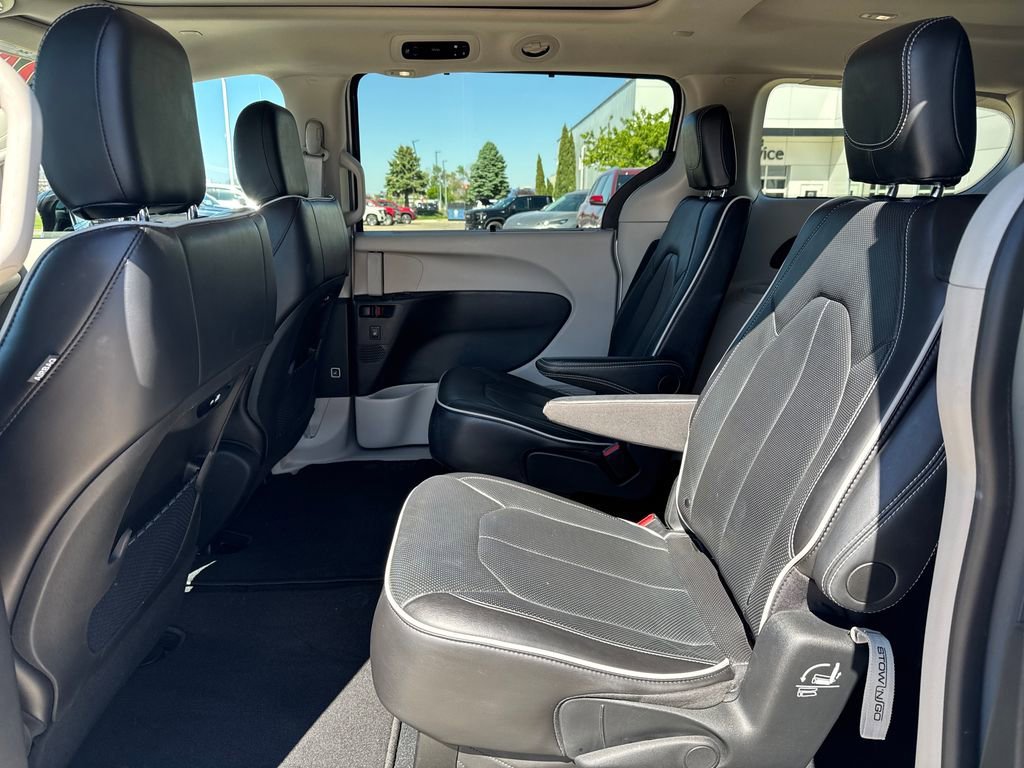 Used 2024 Silver Chrysler Limited image 32