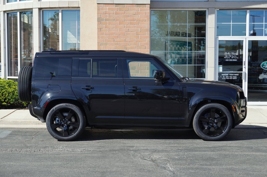 New 2026 Santorini Black Land Rover X-Dynamic SE image 7