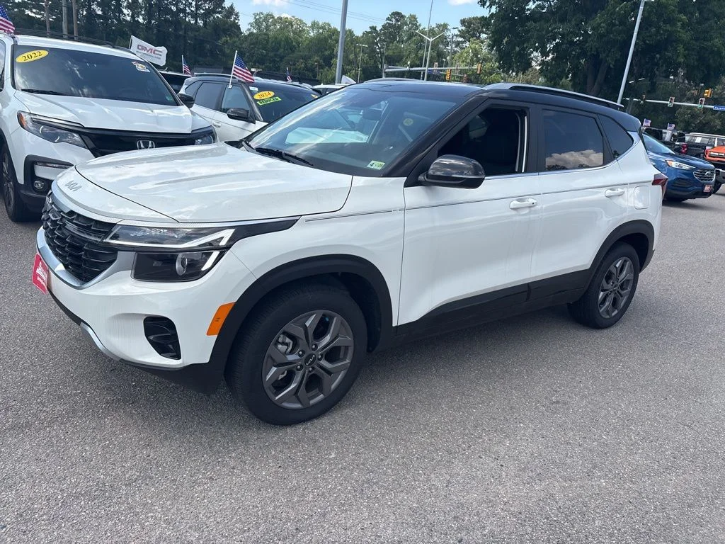 Used 2024 White Kia SX image 3