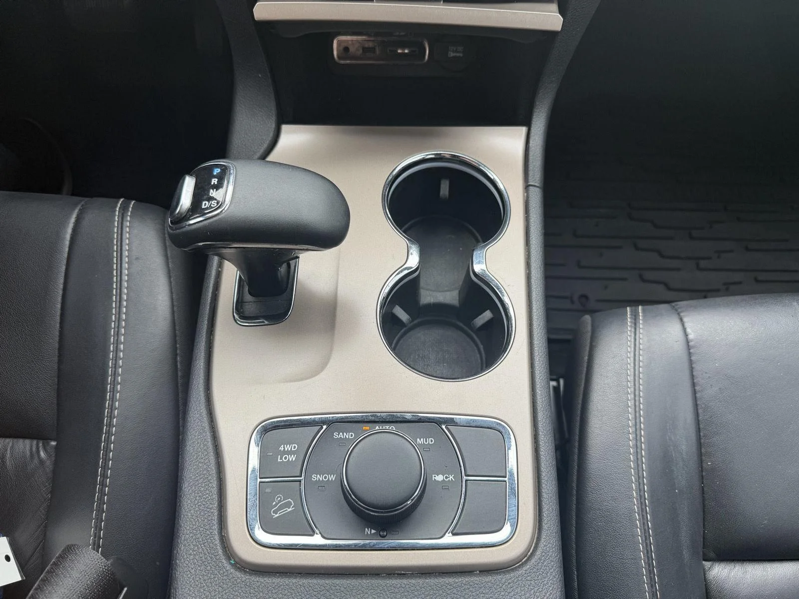 Used 2014 Bright White Clearcoat Jeep Limited image 18