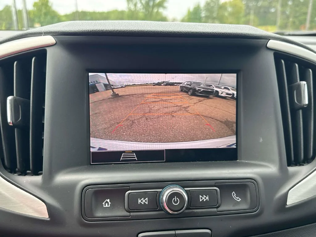 Used 2024 White GMC SLE image 34