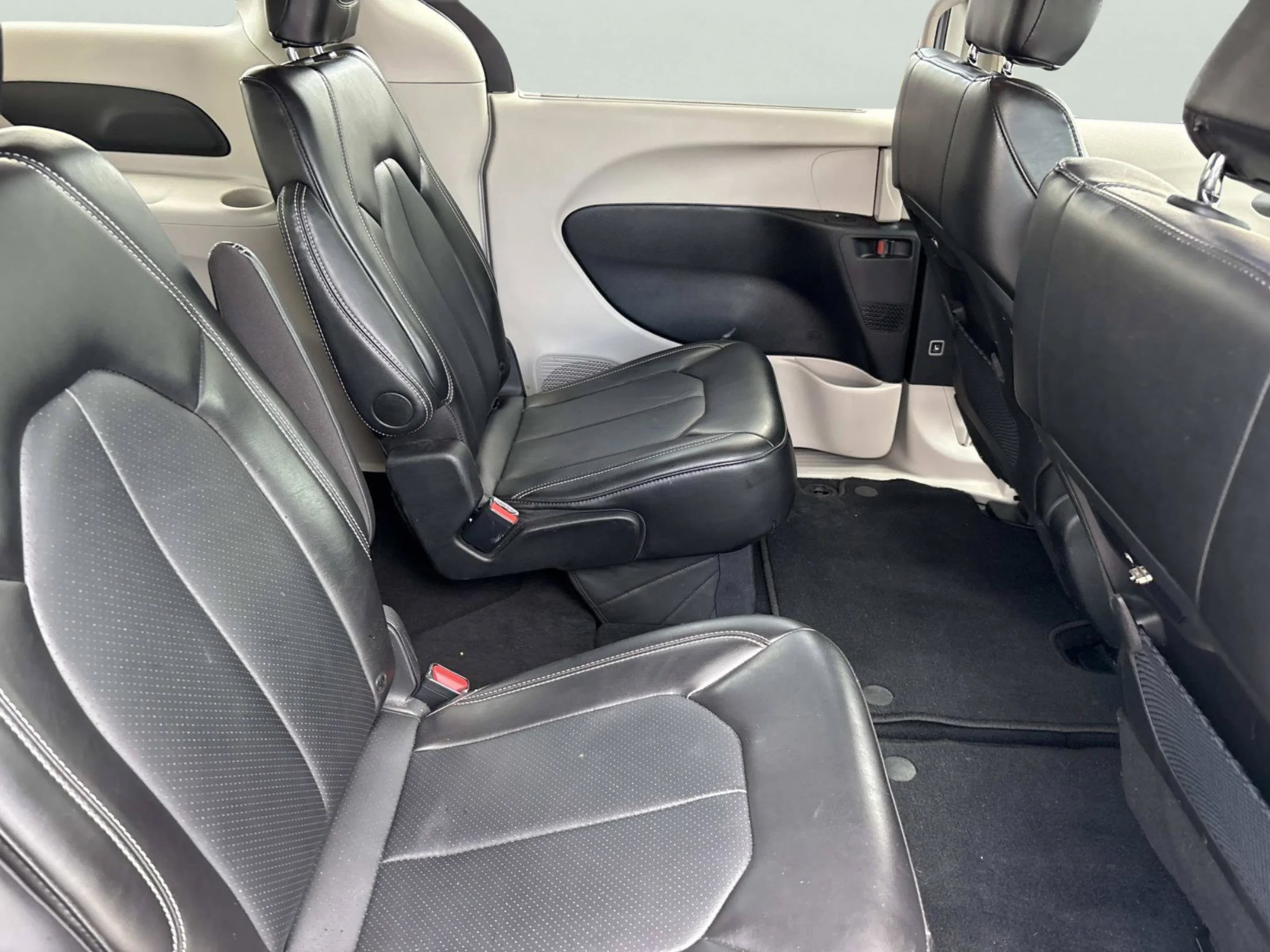 Used 2024 Silver Mist Clearcoat Chrysler Touring L image 17