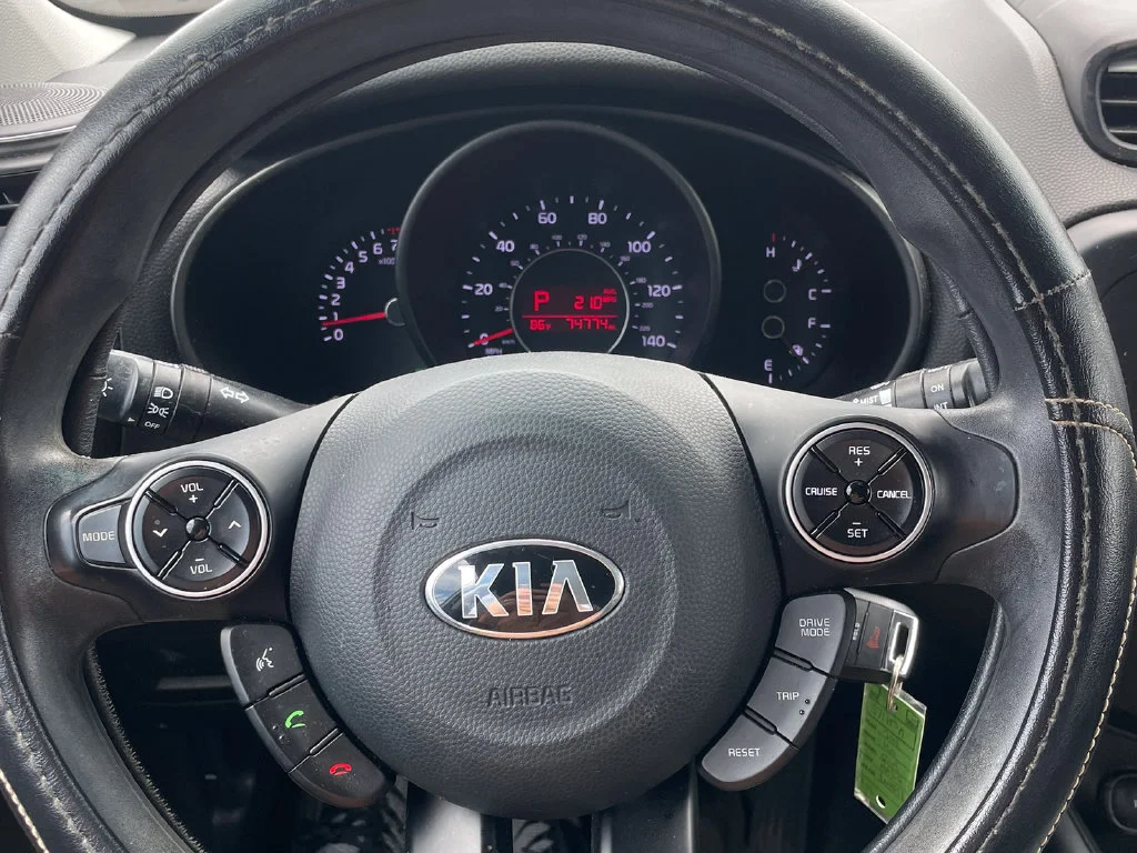 Used 2018 White Kia Base image 13