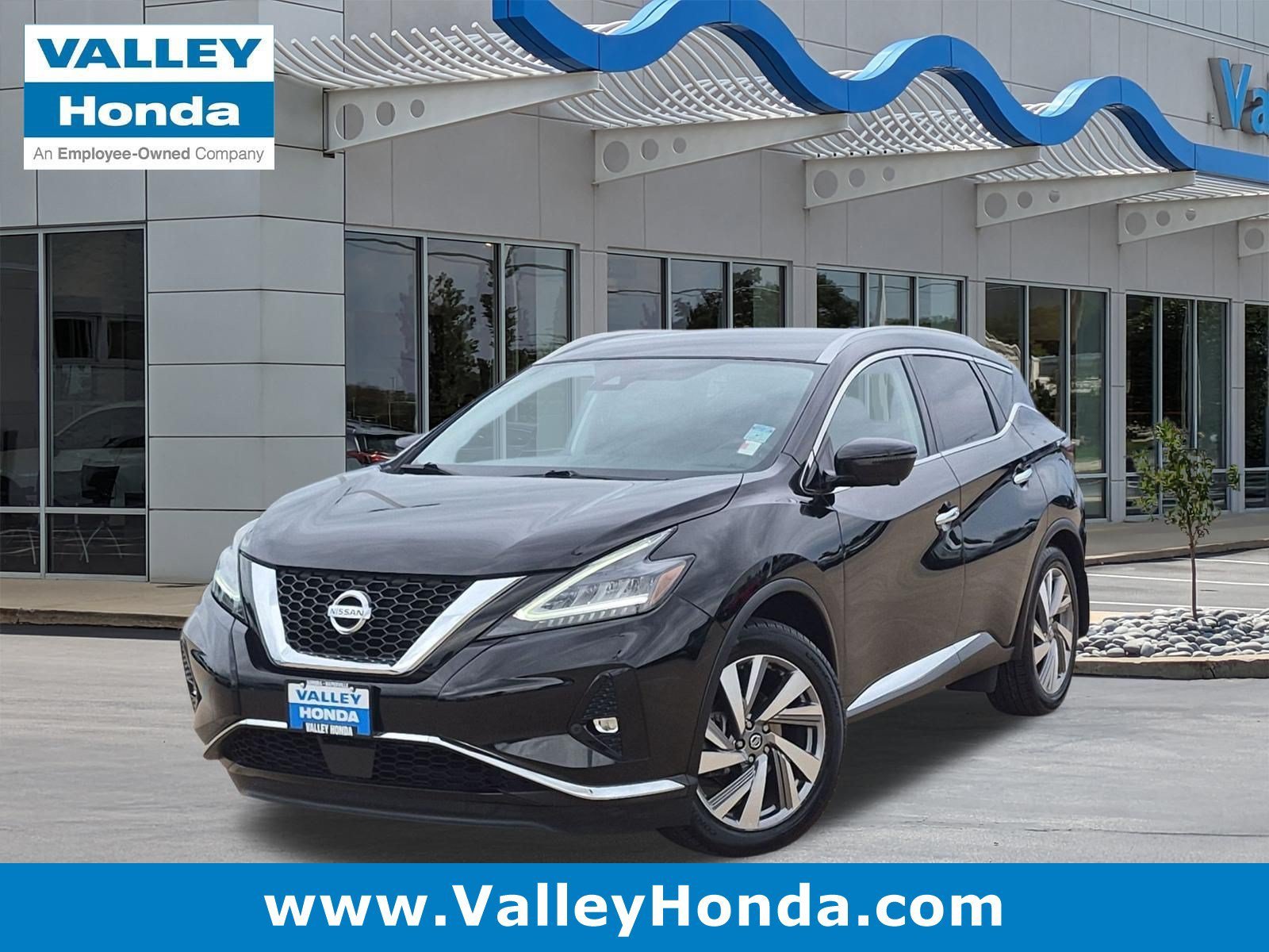 Used 2020 Super Black Metallic Nissan SL AWD image 1