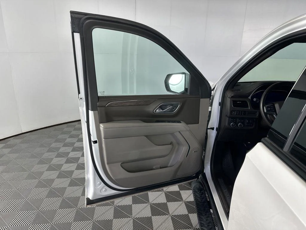 Used 2023 Pearl Chevrolet Z71 image 20