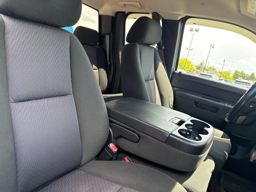 Used 2011 SHEER SILVER METALLIC Chevrolet LT image 30