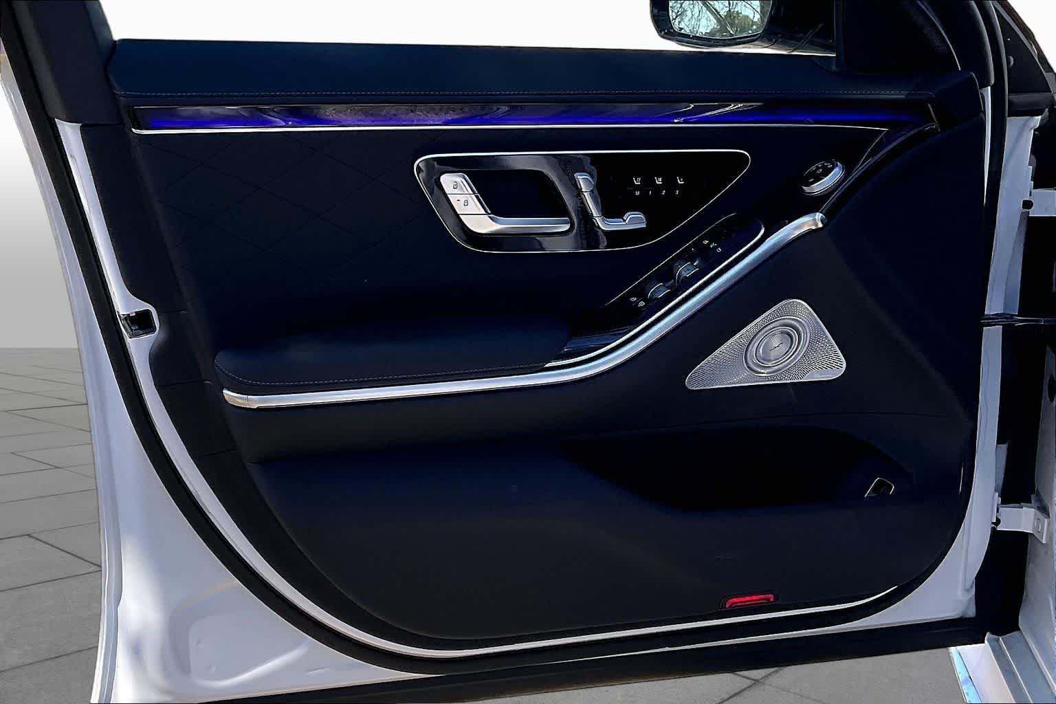 New 2026 MANUFAKTUR Moonlight White Magno Mercedes-Benz S 500 image 11