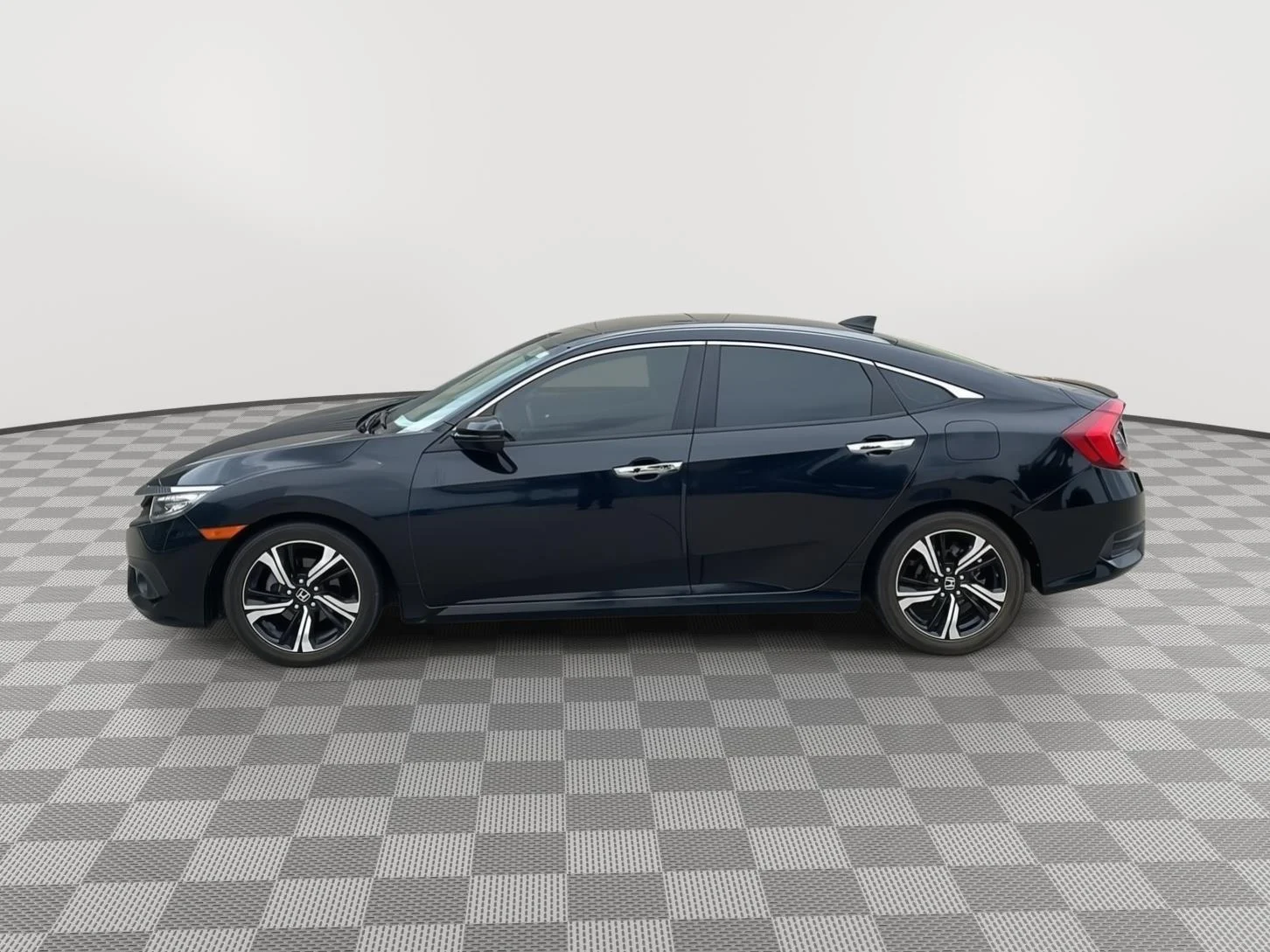 Used 2018  Honda Touring image 6