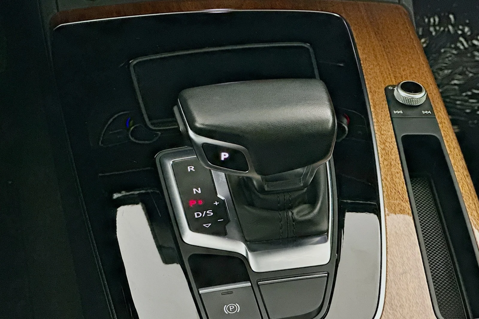 Used 2023 Daytona Gray Pearl Effect Audi S line Premium image 7