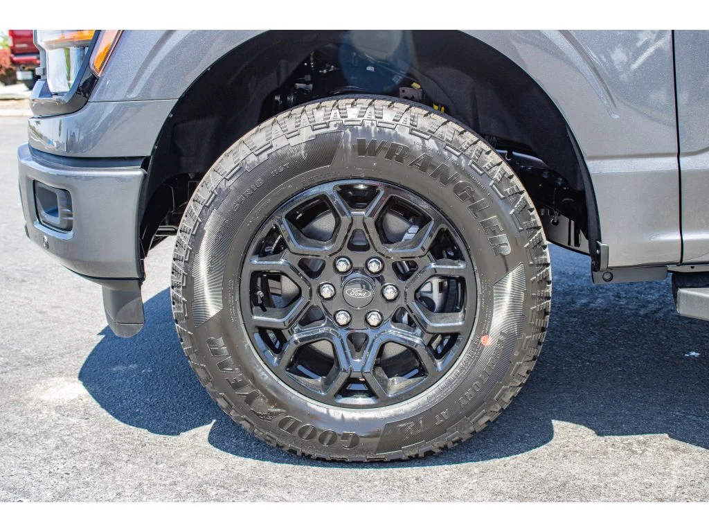 New 2026 CARBONIZED GRAY METALLIC Ford XLT image 5