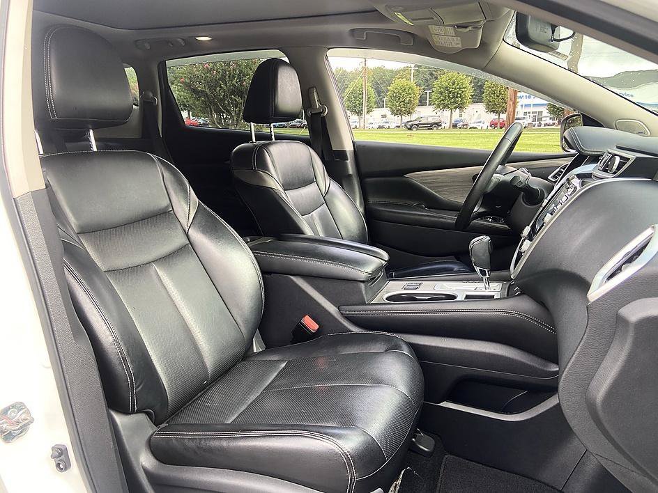 Used 2018 Pearl White Nissan SL image 16