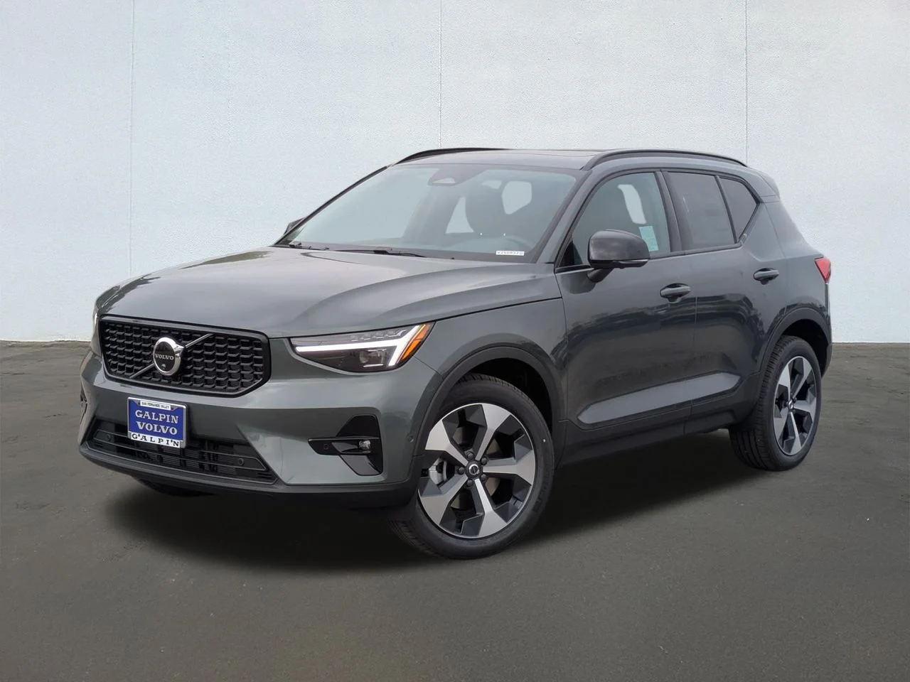 2026 Volvo XC40 B5 Plus Dark AWD's photo