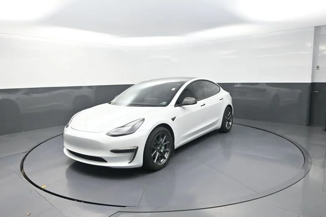 Used 2022  Tesla Long Range image 33