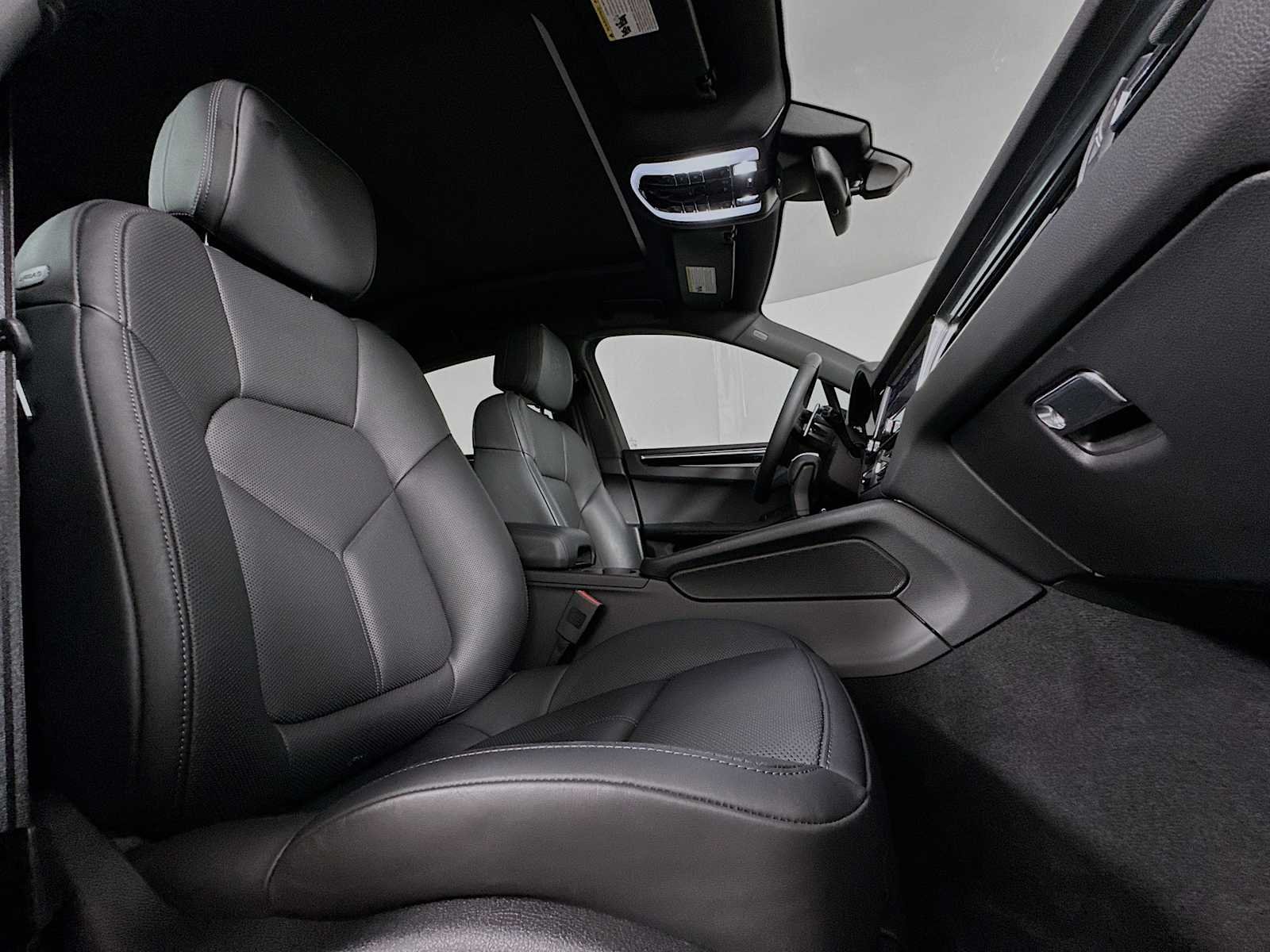 2025 Porsche Macan T - Photo 30
