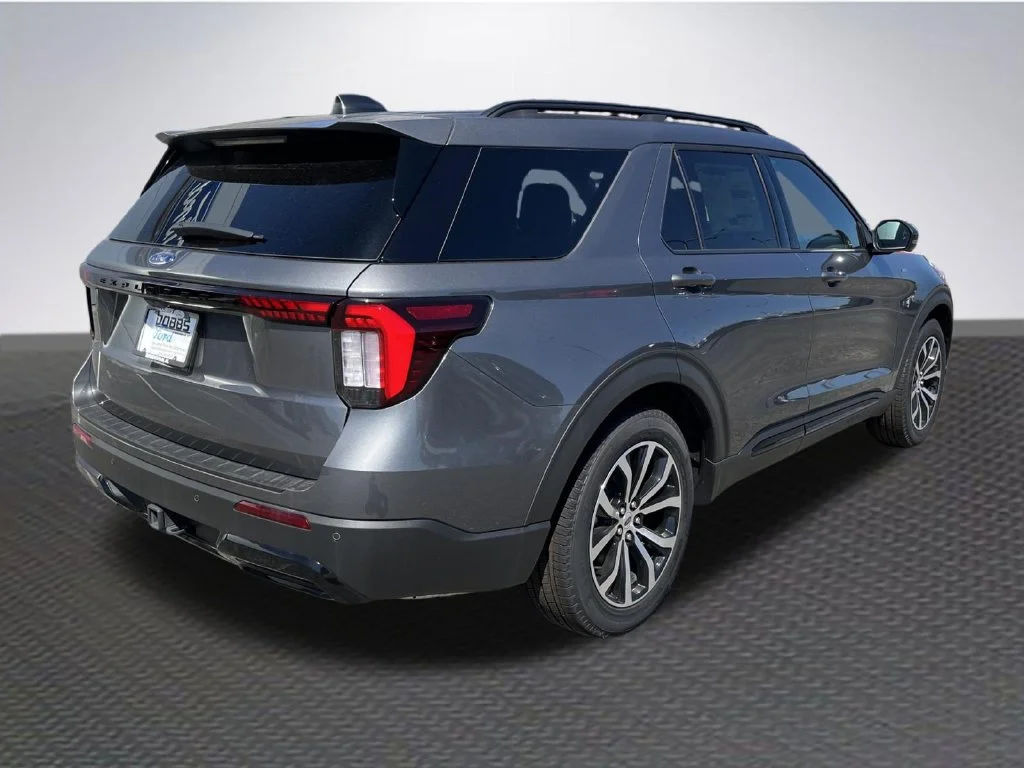 New 2026 Carbonized Gray Metallic Ford ST-Line image 7