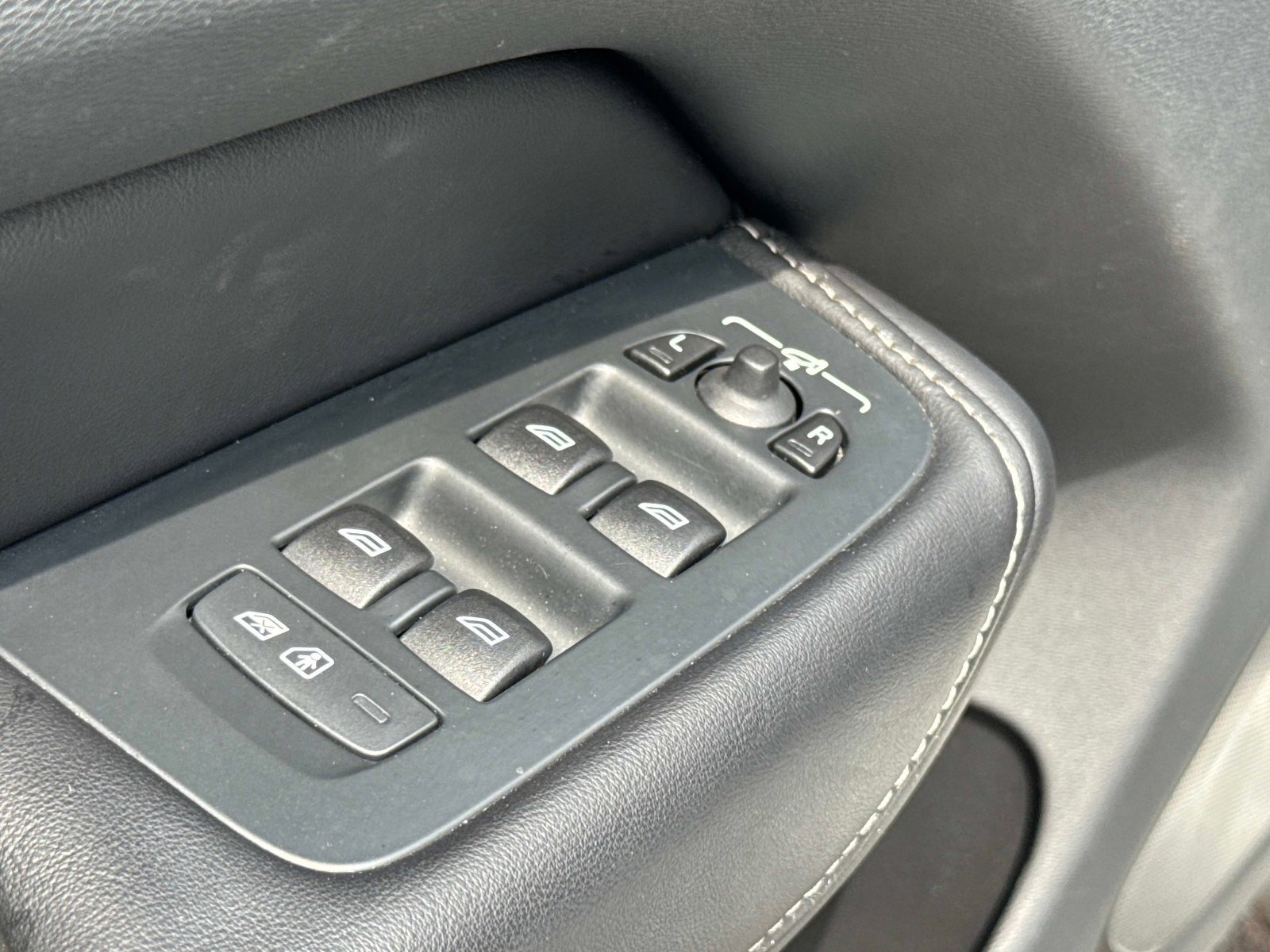 Used 2023 Crystal White Volvo Ultimate Bright Theme image 15
