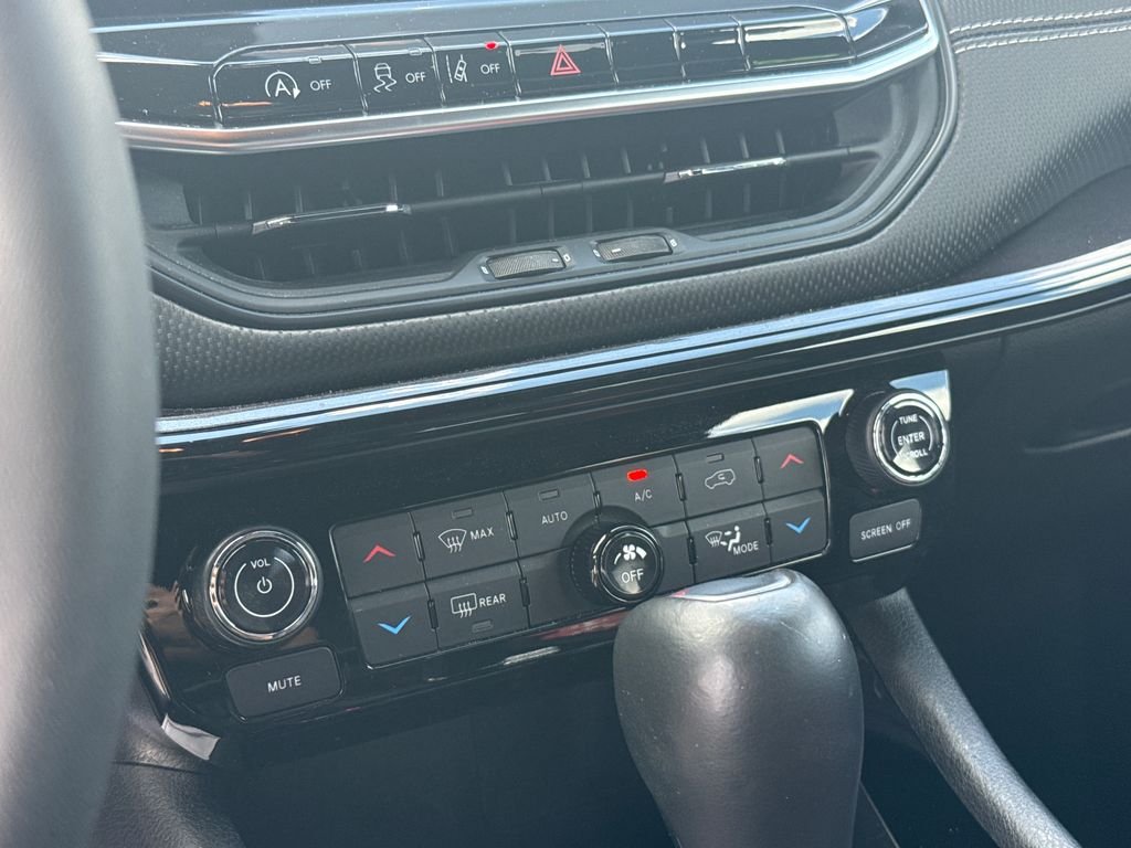 Used 2023 White Jeep Latitude image 21
