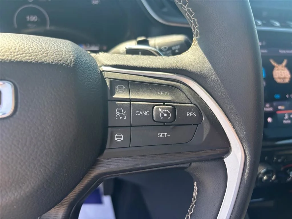 Used 2024 Silver Jeep Altitude image 17