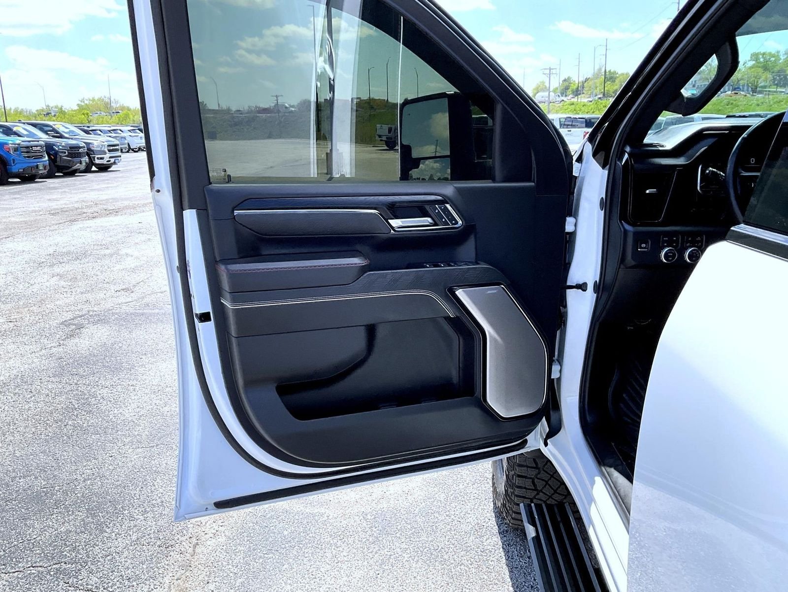Used 2024 White GMC AT4X image 9