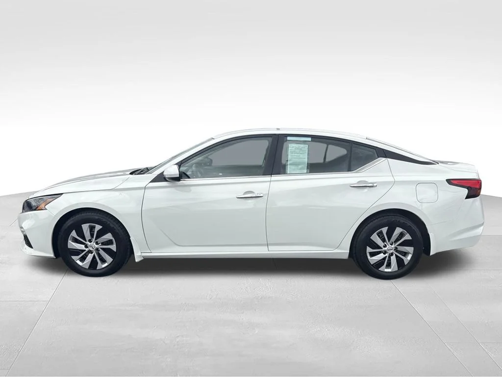 Used 2022 White Nissan 2.5 S image 6
