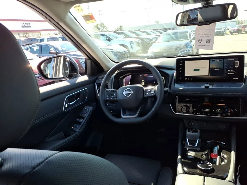 New 2026 Boulder Gray Pearl / Super Black Two-tone Nissan Platinum image 10