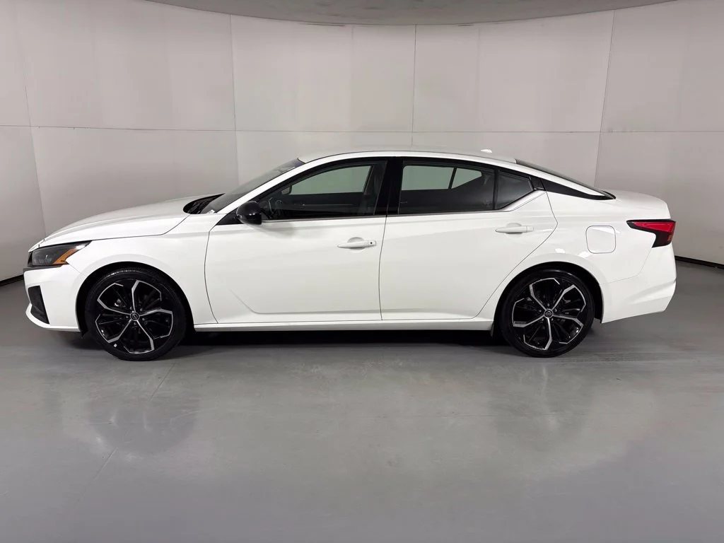 Used 2024 White Nissan 2.5 SR image 5
