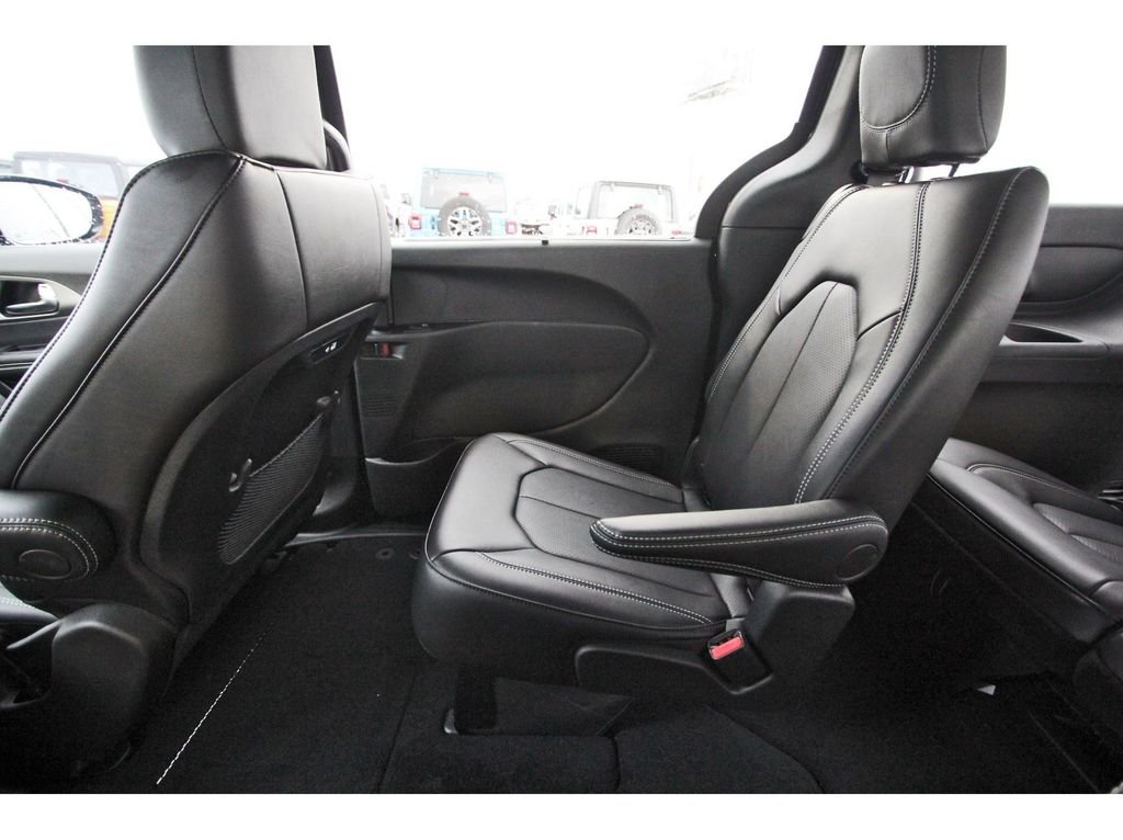 New 2027 Diamond Black Crystal Pearl-Coat Exterior Paint Chrysler Select image 11