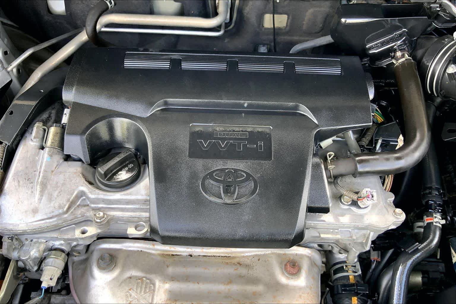 Used 2015 Classic Silver Metallic Toyota LE image 32