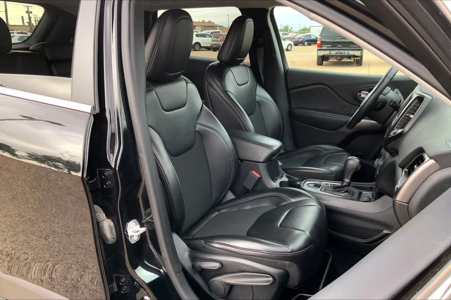 Used 2019 Diamond Black Crystal Pearlcoat Jeep Latitude Plus image 9
