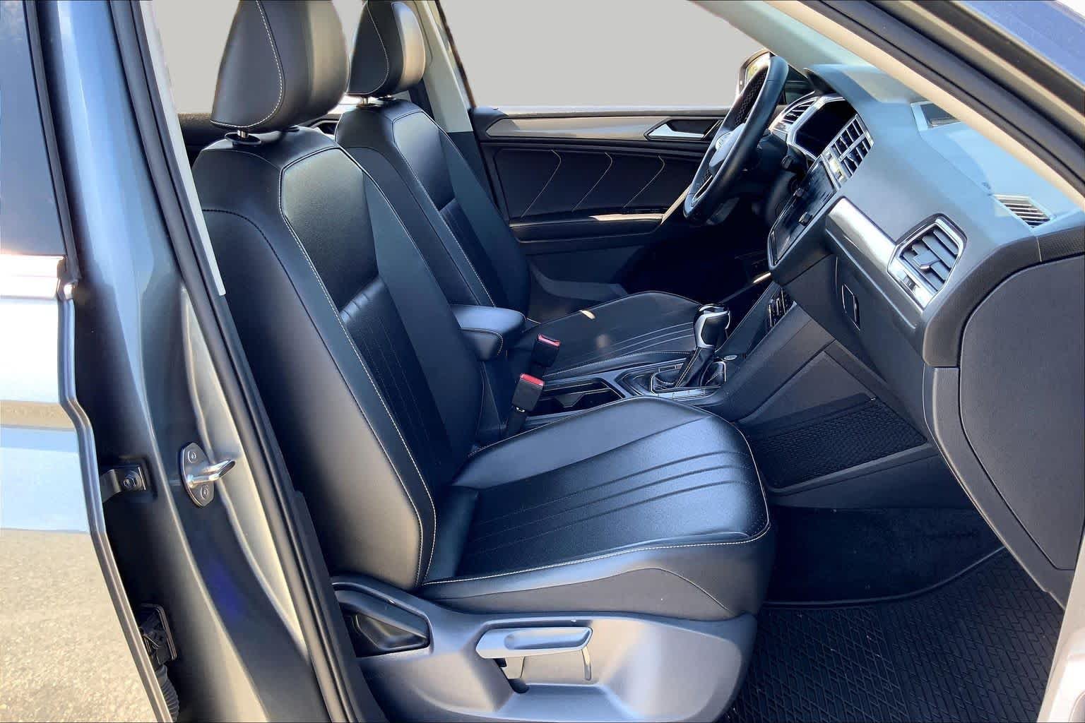 Used 2024 Platinum Gray Metallic Volkswagen SE image 9