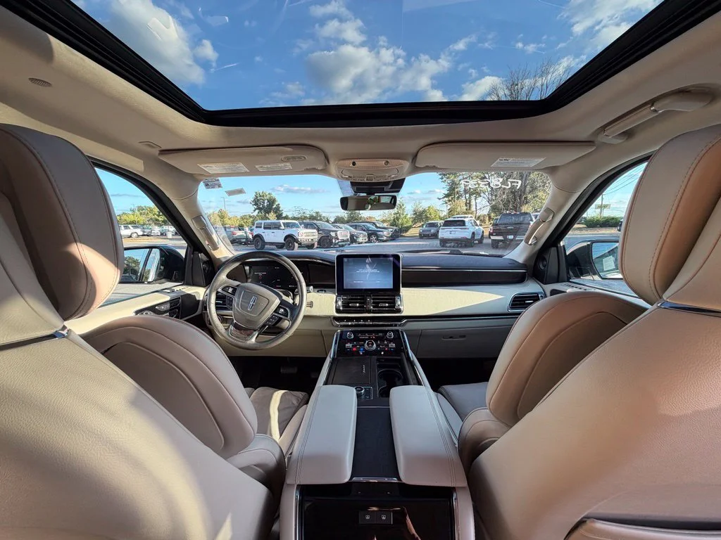 Used 2019 White Lincoln Reserve image 11
