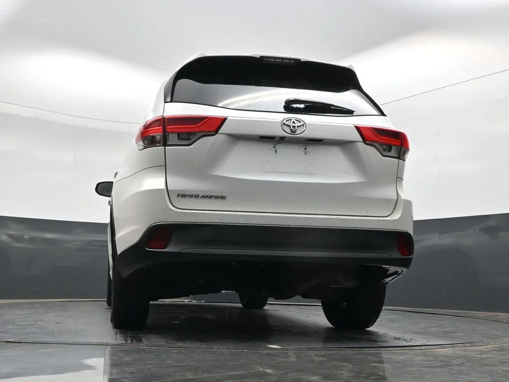 Used 2018 Blizzard Pearl Toyota LE image 32