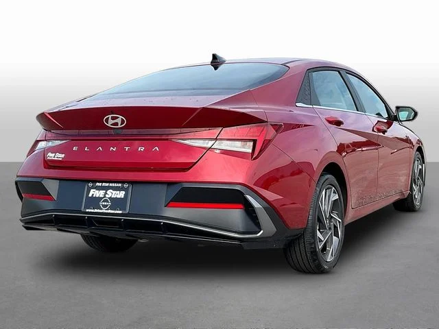 Used 2025 Red Hyundai SEL Convenience image 7