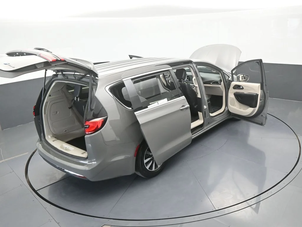 Used 2022 Ceramic Gray Clearcoat Chrysler Touring L image 72