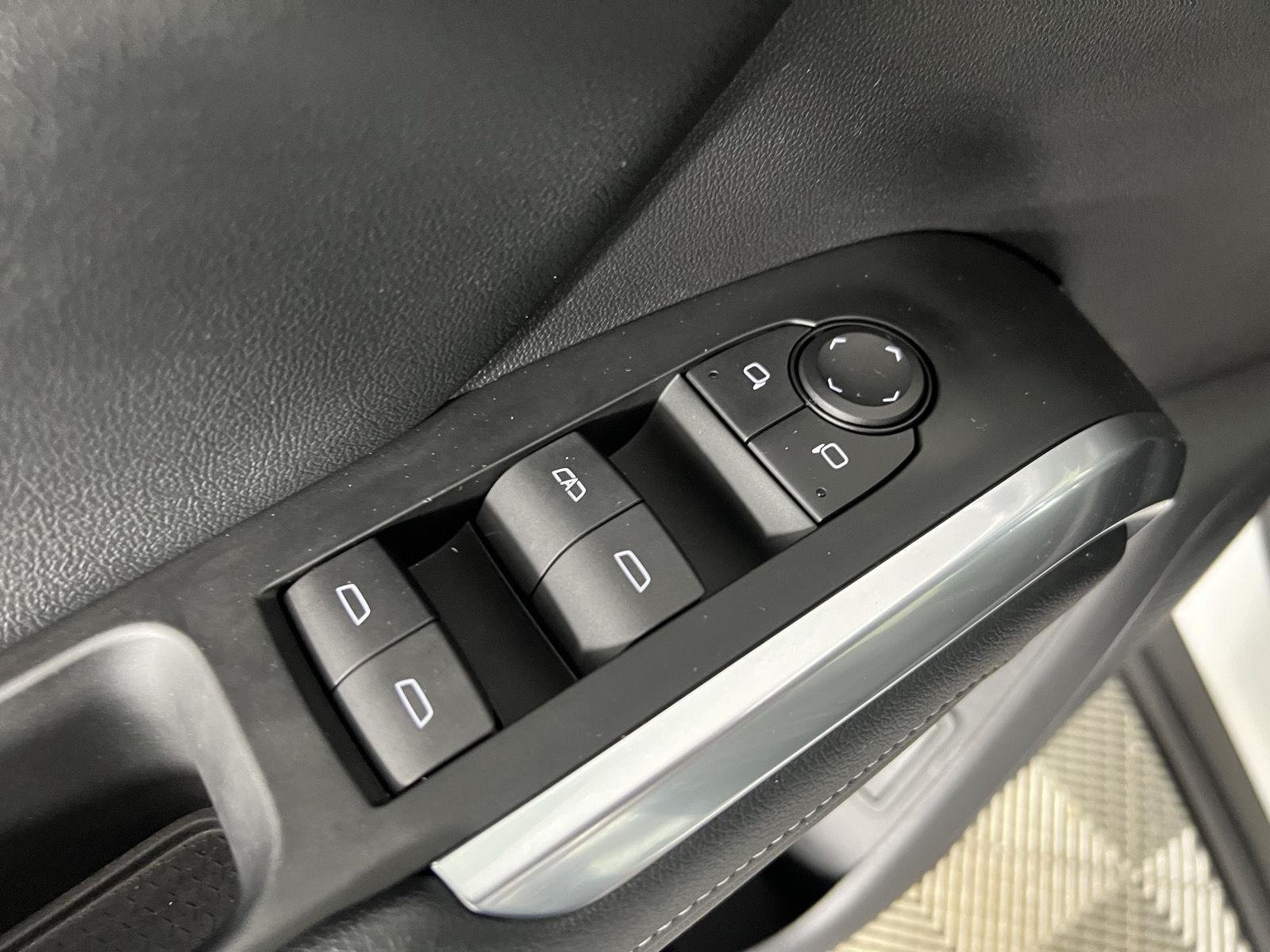 Used 2024 Summit White Chevrolet FWD LT image 14