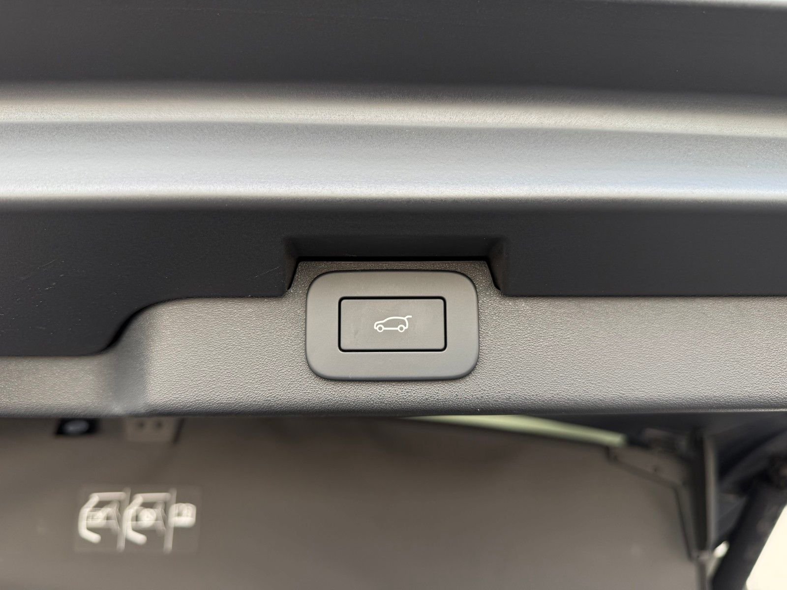 Used 2024 Gray Land Rover Dynamic SE image 19