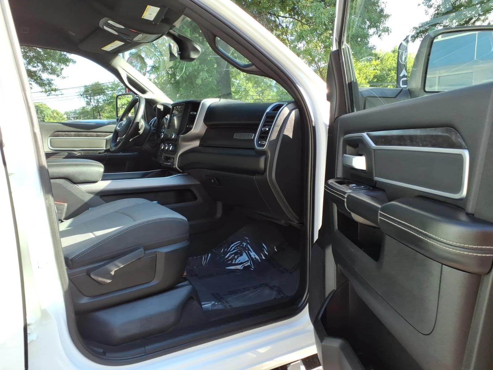 Used 2024 Bright White Clear Coat (pw7) RAM Big Horn image 12