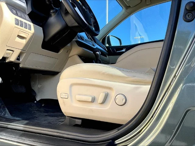 Used 2018 Green Toyota XLE image 43
