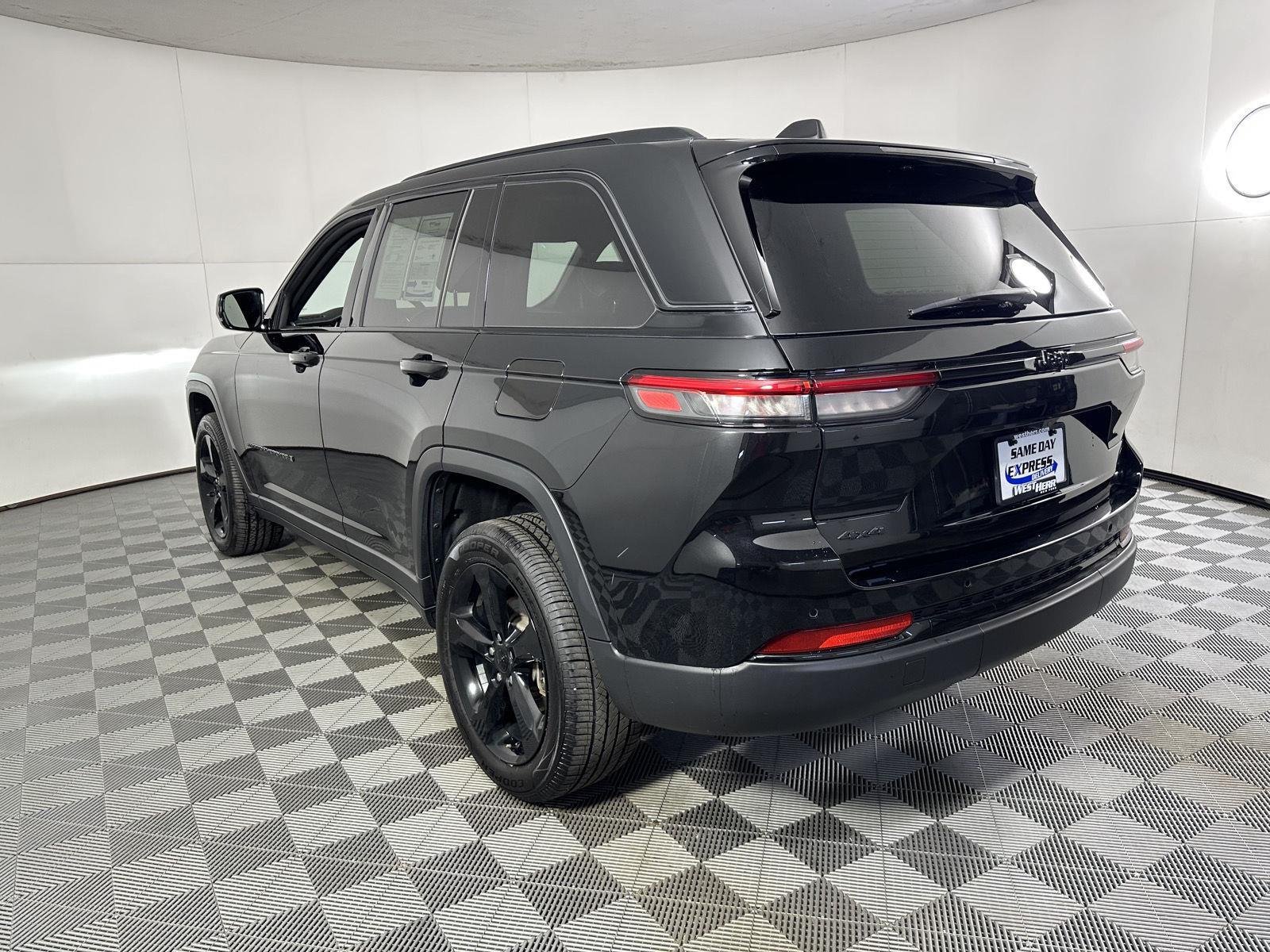 Used 2023 Diamond Black Crystal Pearlcoat Jeep Altitude image 24