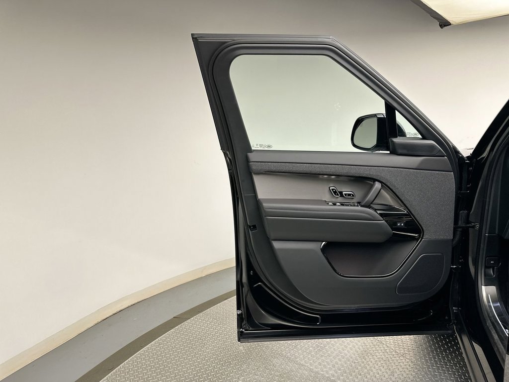 New 2027 Santorini Black Land Rover SE image 9