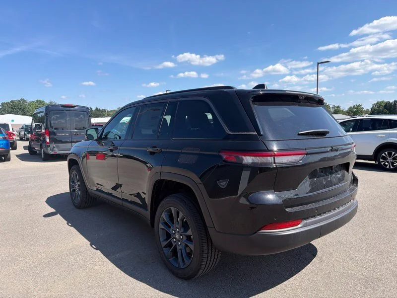New 2026 Diamond Black Crystal Pearl-Coat Exterior Paint Jeep  image 5