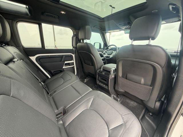 Used 2023 White Land Rover SE image 17
