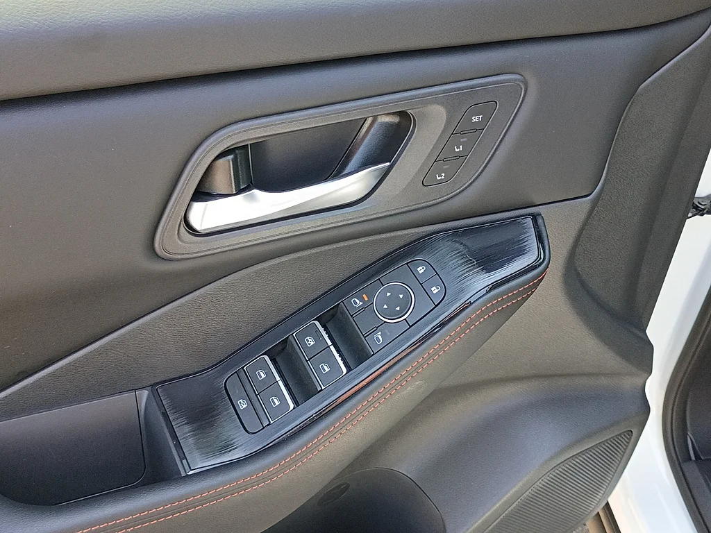 Used 2025 Everest White Pearl Nissan Rock Creek image 17