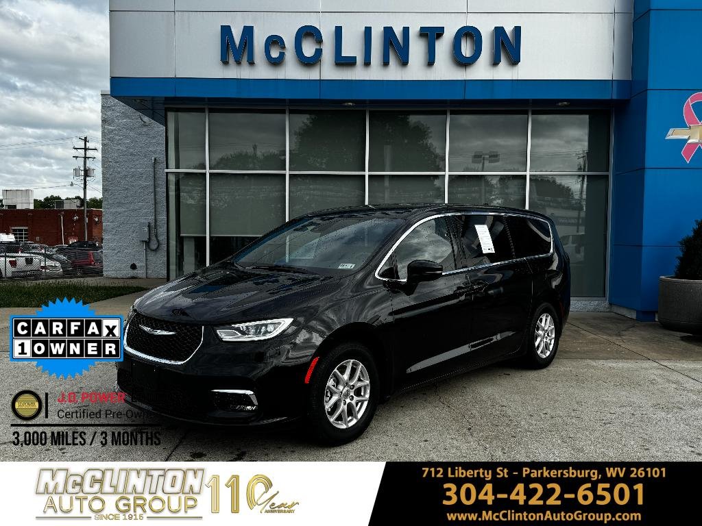 2025 Chrysler Pacifica Select's photo